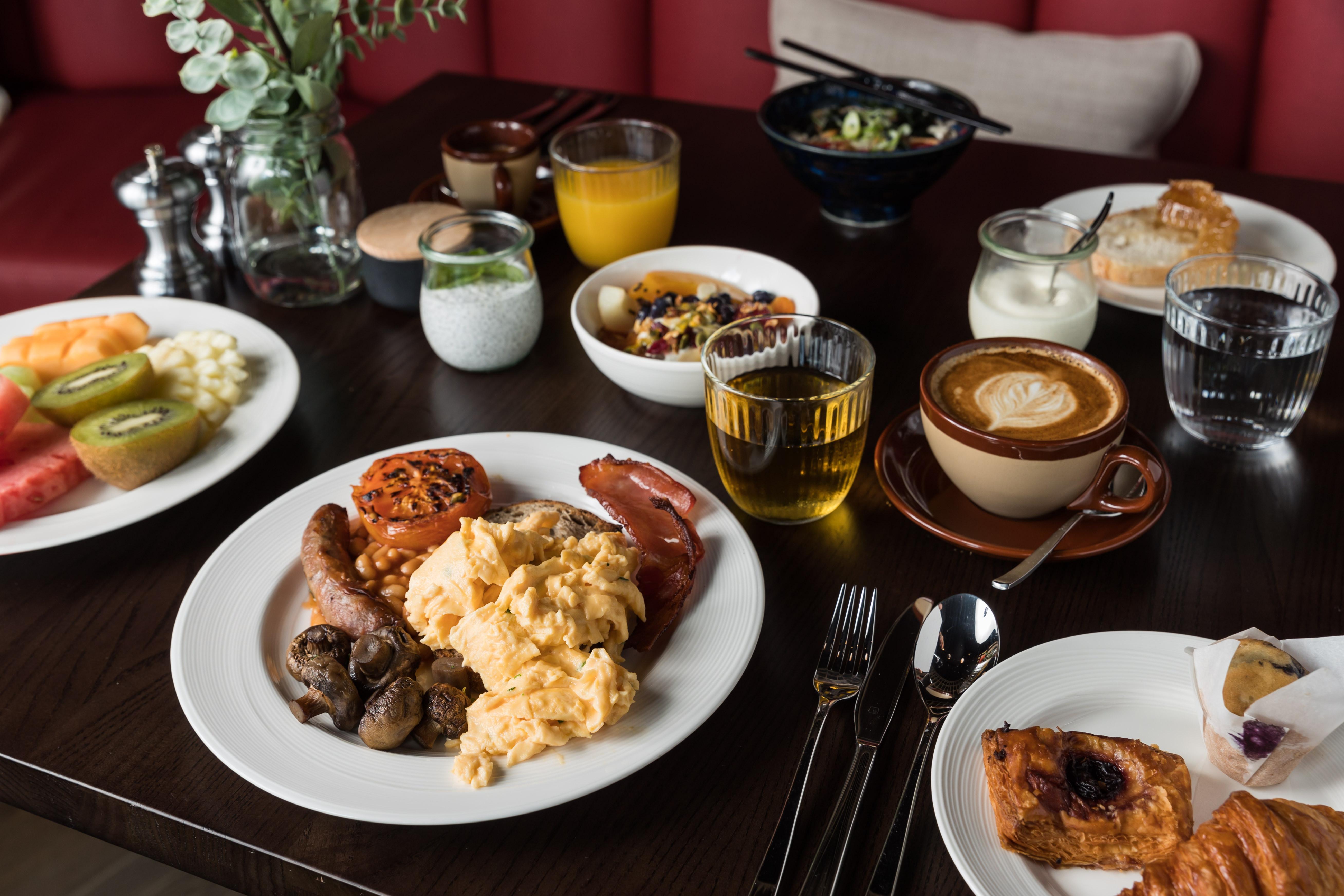 Crystalbrook Bailey Hotel Cairns Bagian luar foto A breakfast at the restaurant