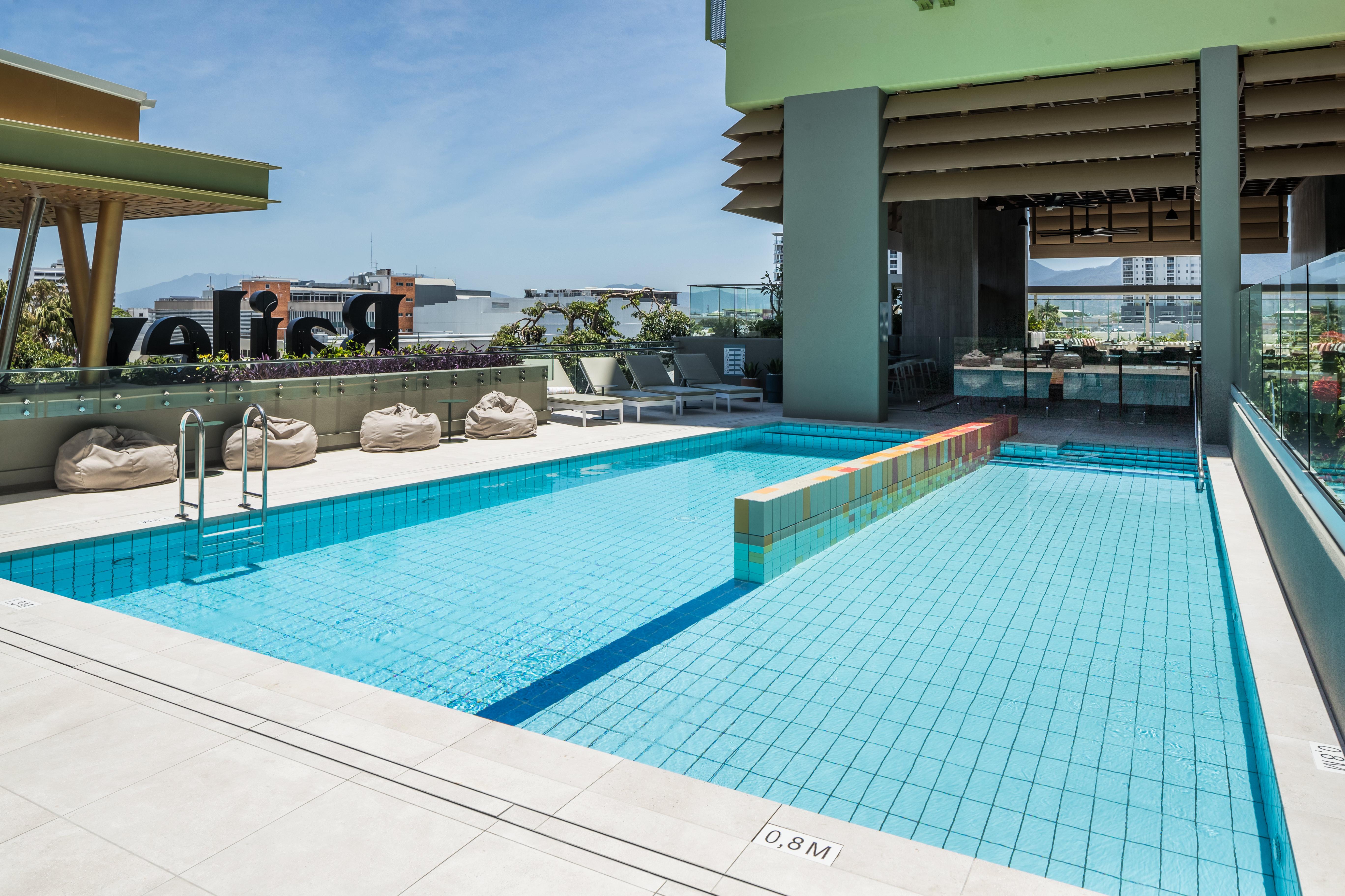 Crystalbrook Bailey Hotel Cairns Bagian luar foto The rooftop pool at the hotel