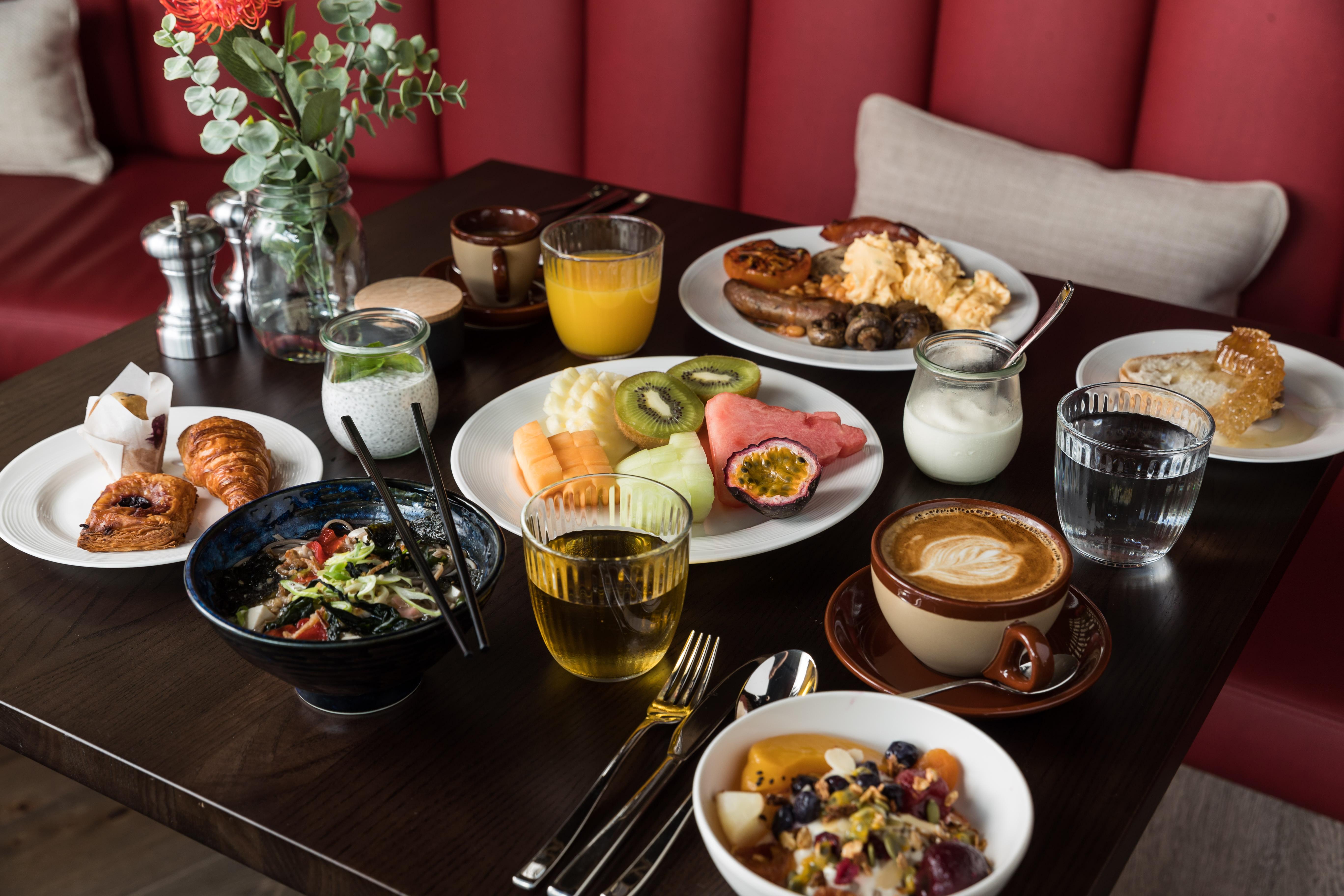 Crystalbrook Bailey Hotel Cairns Bagian luar foto A breakfast table at the restaurant