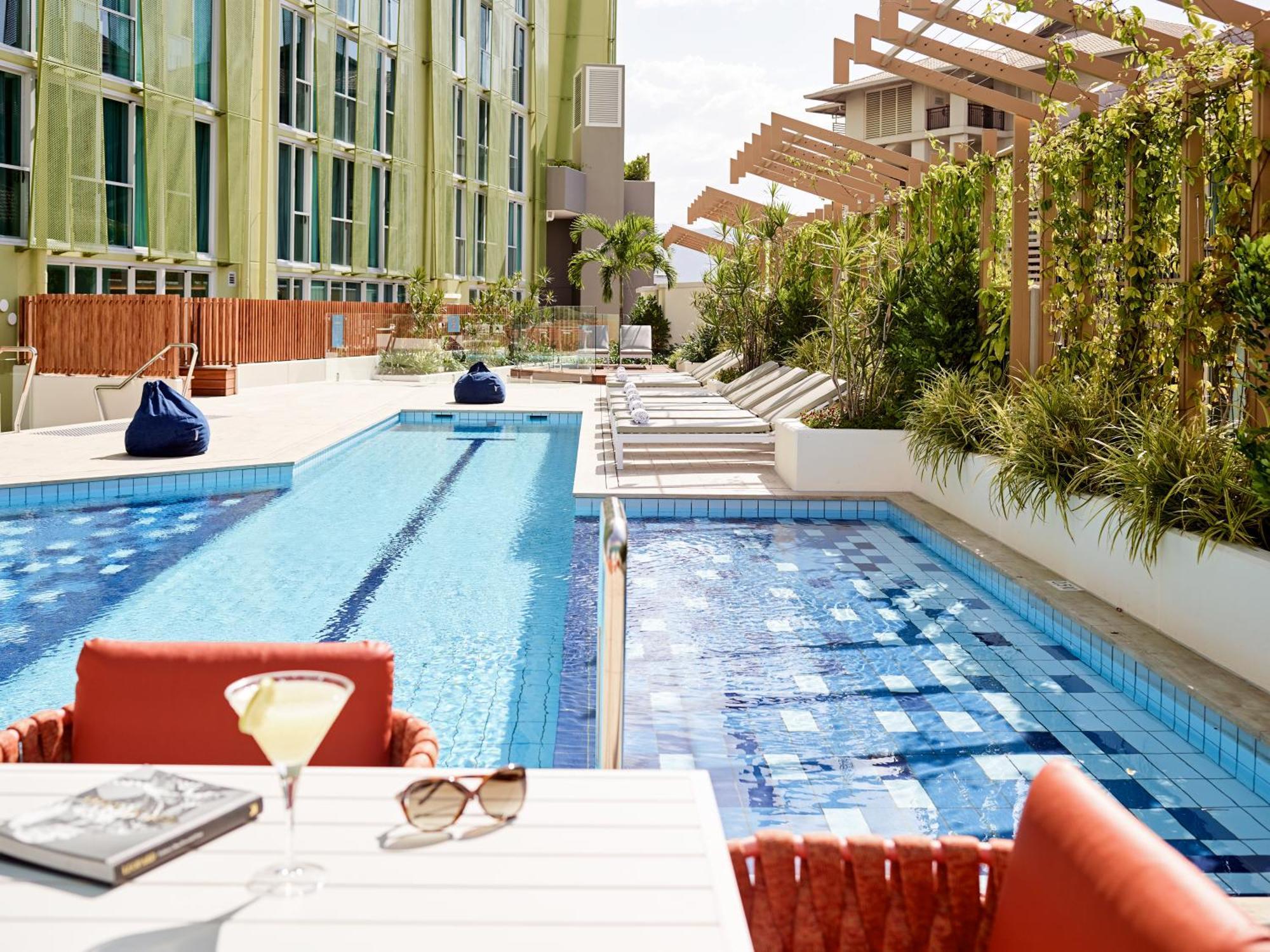 Crystalbrook Bailey Hotel Cairns Bagian luar foto The pool at the hotel