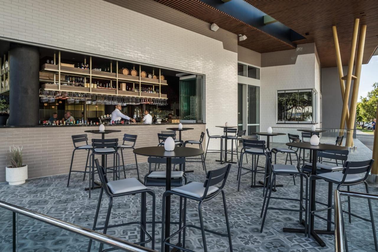 Crystalbrook Bailey Hotel Cairns Bagian luar foto The bar at the Sky Bar